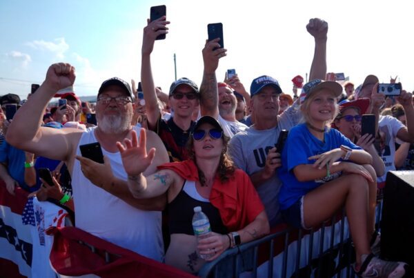 seguidores de Trump mitin